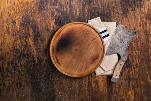 Γύρο παλιά κουζίνα του σκάφους με το μαχαίρι του χασάπη και πετσέτα υφασμάτων — Φωτογραφία Αρχείου