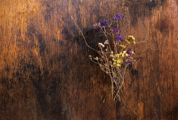Bouquet di fiori di campo asciutti su sfondo vintage in legno — Foto Stock