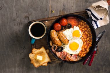 İngiliz kahvaltısı sosis, pastırma, sahanda yumurta, fasulye, kızarmış ekmek ile