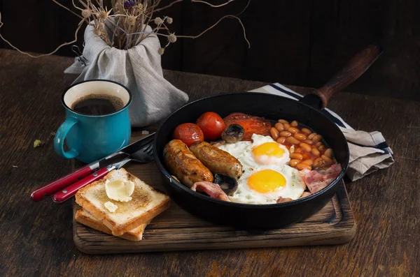 Английский завтрак с сосисками, беконом, жареными яйцами, бобами, тостами — стоковое фото