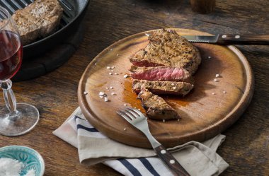 Kırmızı şarap ile orta ızgara dana biftek dilimlenmiş