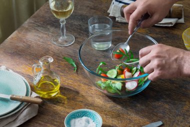 Adam ev mutfak salata yemekten hazırlanıyor