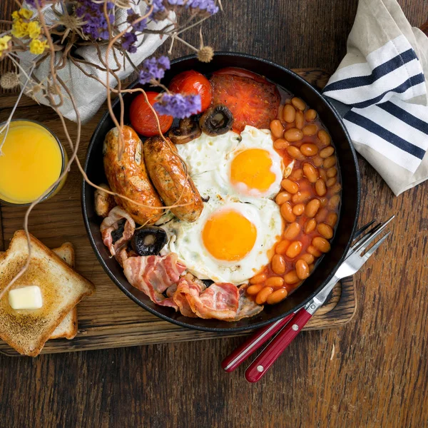 Full English breakfast on wooden table, top view — Stock Photo, Image