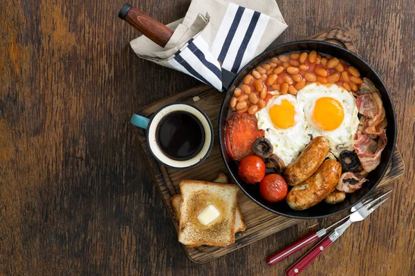 Pequeno-almoço inglês completo em mesa de madeira com espaço de cópia — Fotografia de Stock