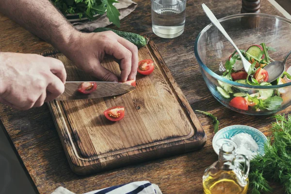 Hombre preparando el desayuno de ensalada en la cocina casera — Foto de Stock