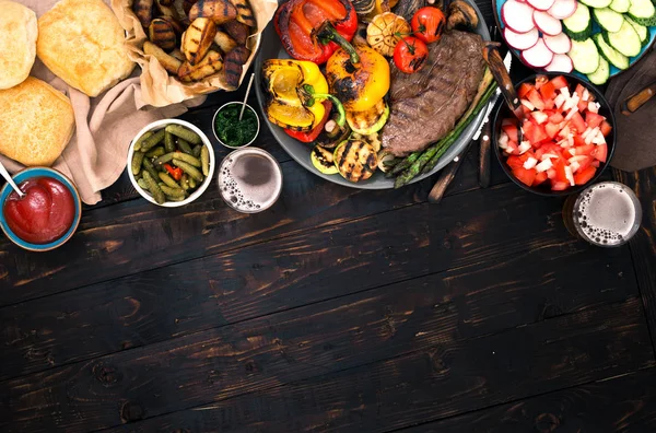 Sada různých jídel na grilu — Stock fotografie