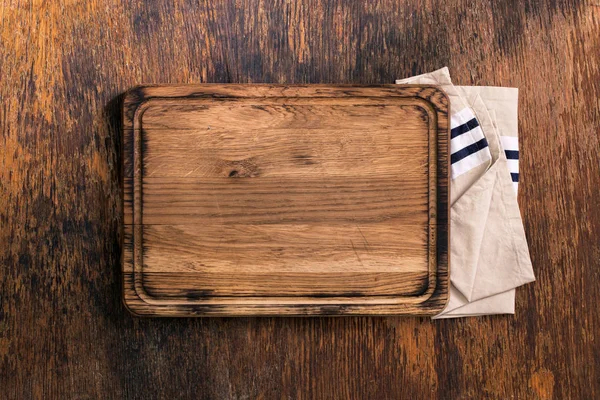 Παλιά κοπή του σκάφους με την πετσέτα υφασμάτων στο παλιό ξύλινο τραπέζι — Φωτογραφία Αρχείου