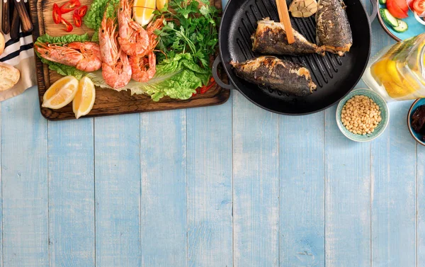Gamberetti alla griglia, pesce alla griglia su tavolo di legno con spazio copia — Foto Stock