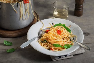 Domates beyaz bir plaka ile klasik İtalyan makarna