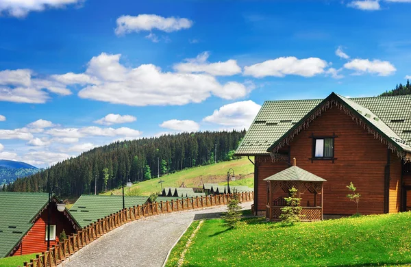 Красивый внешний вид нового дома в горной местности — стоковое фото