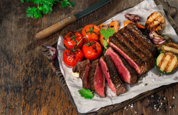 In Scheiben geschnitten seltene gegrillte Steak mit gegrilltem Gemüse mit Kopie spac — Stockfoto