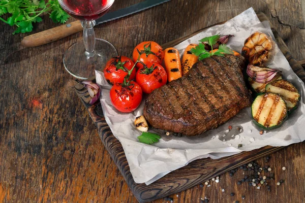 Hovězí grilovaný steak s grilovanou zeleninou a červeným vínem — Stock fotografie