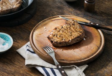 Izgara dana biftek kopya alanı ile ahşap bir gemide