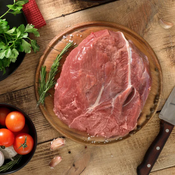 Portioned slices of raw meat on a cutting board. Fresh pieces of chopped  beef tenderloin close-up. Five juicy slices of beef. Ingredients for  preparin Stock Photo - Alamy