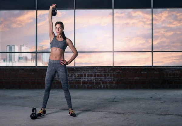 Mujer atleta entrenando con pesas. Copiar espacio —  Fotos de Stock