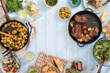 Izgara et, genç patates kızartması, salata, aperatifler ve ev yapımı l