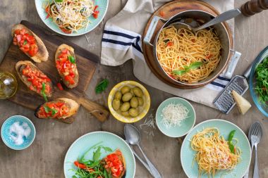 İtalyan makarna, aperatifler ve hafif bir ahşap masa salataya