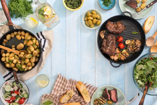Мясо на гриле, жареная картошка, салат, закуски и домашняя еда — стоковое фото