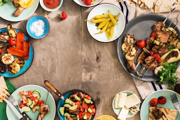 Marco hecho de diferentes alimentos cocinando en la parrilla —  Fotos de Stock