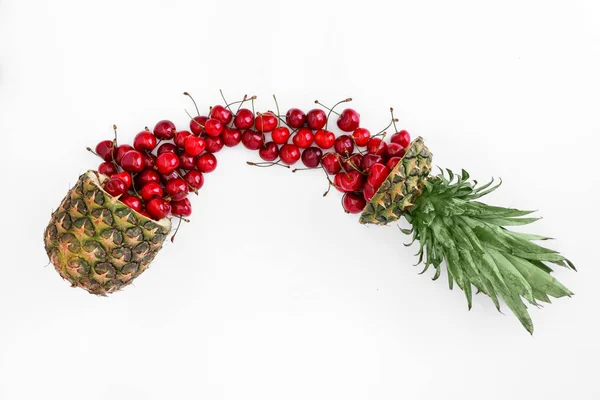 Layout criativo feito de frutas de verão no fundo branco — Fotografia de Stock