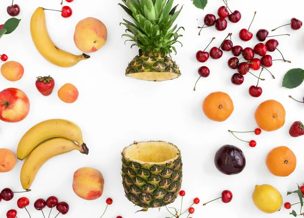 Creatieve patroon gemaakt van zomer vruchten op witte achtergrond — Stockfoto