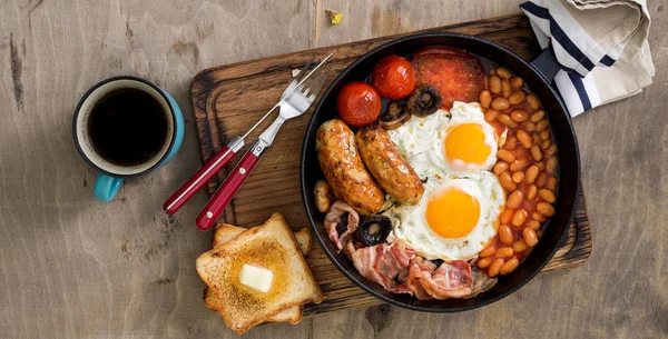 Pequeno-almoço inglês em mesa de madeira com espaço de cópia — Fotografia de Stock