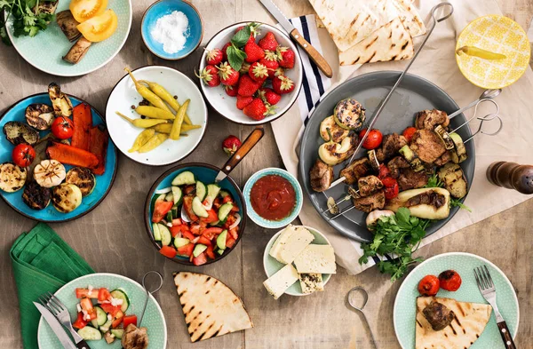 Cocina de alimentos diferentes en la parrilla. Concepto de mesa de cena — Foto de Stock