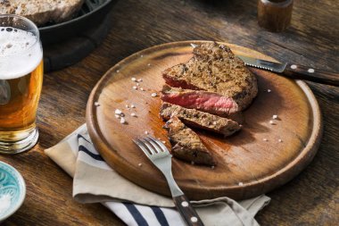 Sığır eti az pişmiş ızgara biftek lager ile ahşap tahta üzerinde
