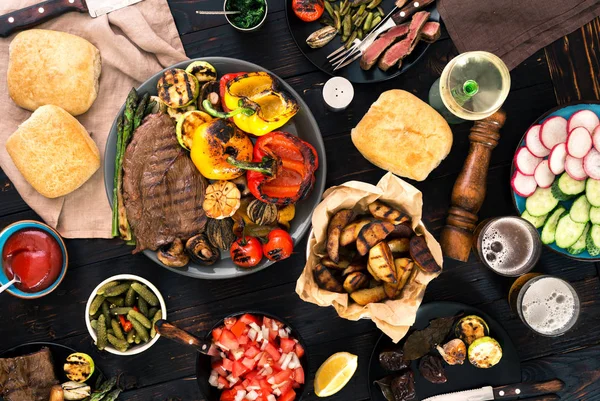 Carne e legumes grelhar com vinho e cerveja — Fotografia de Stock