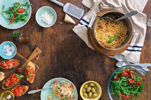 Кадр Італійська паста і закусок на дерев'яний стіл — стокове фото