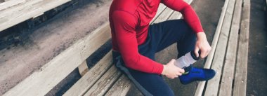 Adam atlet içinde oturan spor giyim 