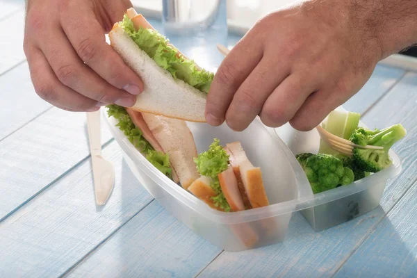 Man eats a healthy meal — Stock Photo, Image