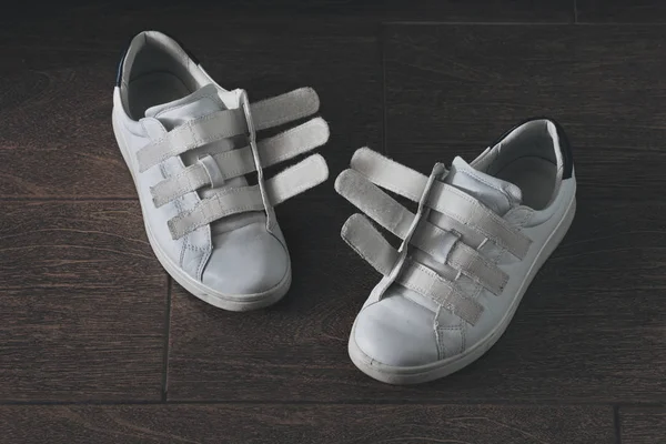 Пара белых, изношенных туфель на липучке — стоковое фото