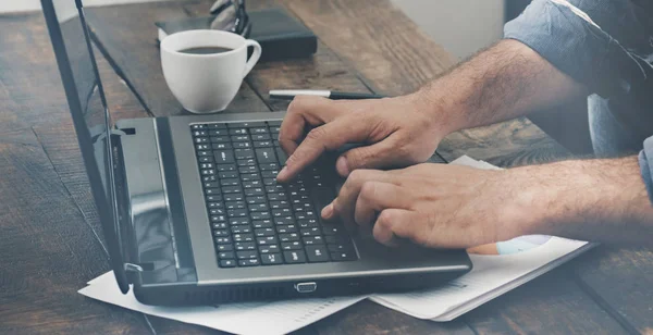 Mãos masculinas digitando texto no teclado do laptop — Fotografia de Stock