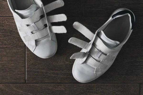 Par vita skor på kardborrband på nära håll — Stockfoto