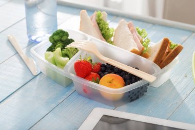 Sandviç, çilek, şeftali, yaban mersini, brokoli ve içinde kereviz