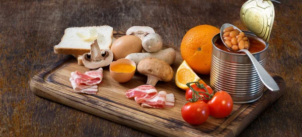 Ingredienti crudi per cucinare la colazione inglese sul boa della cucina — Foto Stock