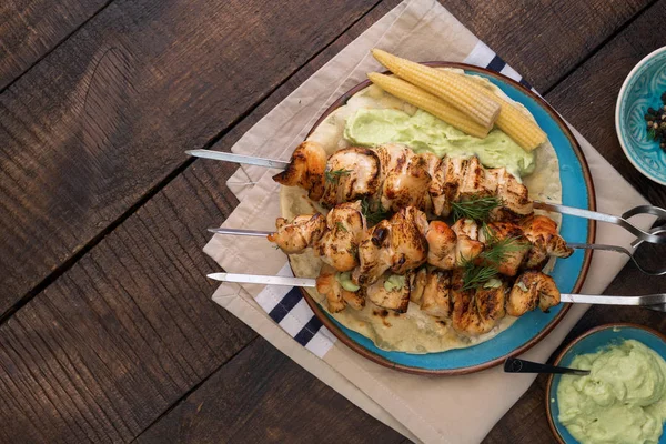 Brochetas de pechuga de pollo asadas con salsa de aguacate —  Fotos de Stock