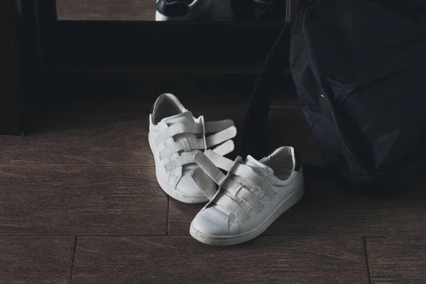 Par vita skor på kardborrband med ryggsäck — Stockfoto