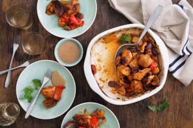 Yemek masası ile sebze ve şarap ile pişmiş tavuk göğsü