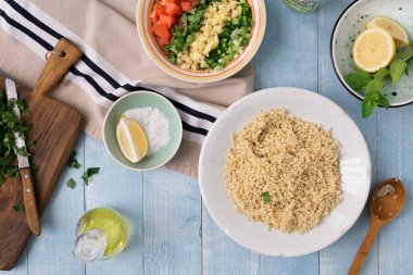 Mavi rustik ahşap t vejetaryen salata yemek pişirmek için malzemeler