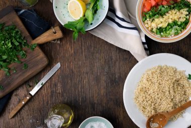 Bulgur ve sebze vejetaryen salatası yemek pişirmek için malzemeler