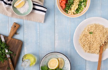 Çerçeve bulgur ve sebze salatası yemek pişirmek için malzemeler