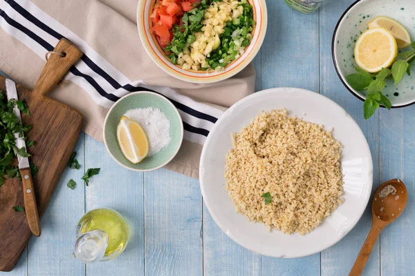 Mavi rustik ahşap t vejetaryen salata yemek pişirmek için malzemeler