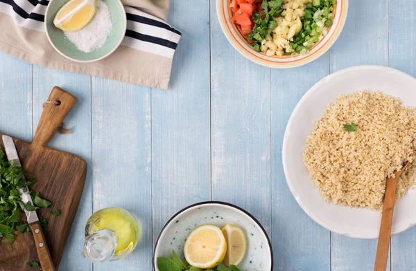 Struttura di ingredienti per cucinare l'insalata con bulgur e verdure — Foto Stock