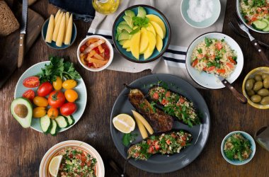 Doldurulmuş patlıcan, bulgur, meyve ve sebze salatası