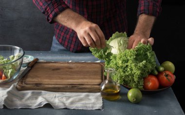 sebze pişiren adam.