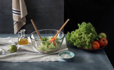 Büyük cam kase salata ev mutfak. pişirme