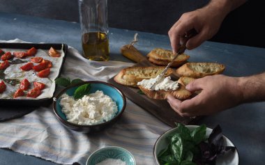 Adam bir İtalyan bruschetta pişirme 