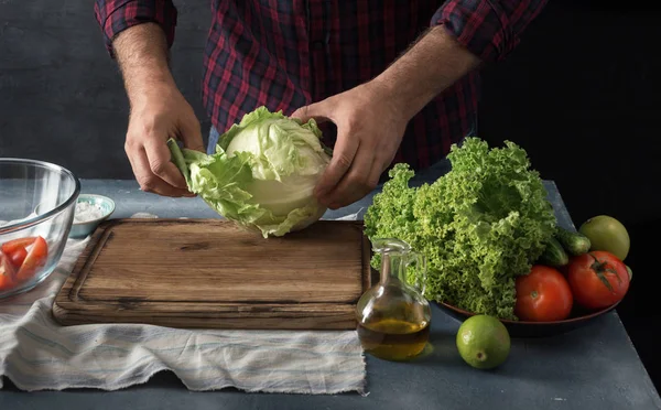 Человек готовит овощной салат — стоковое фото
